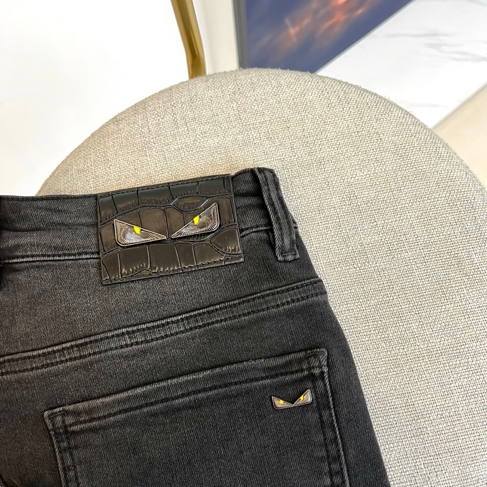 
芬迪、2025秋冬新款男士五口袋牛仔裤，（抢先发售）面料含有莱卡莱卡纤维，随身而动，忠于原有衣形，融入