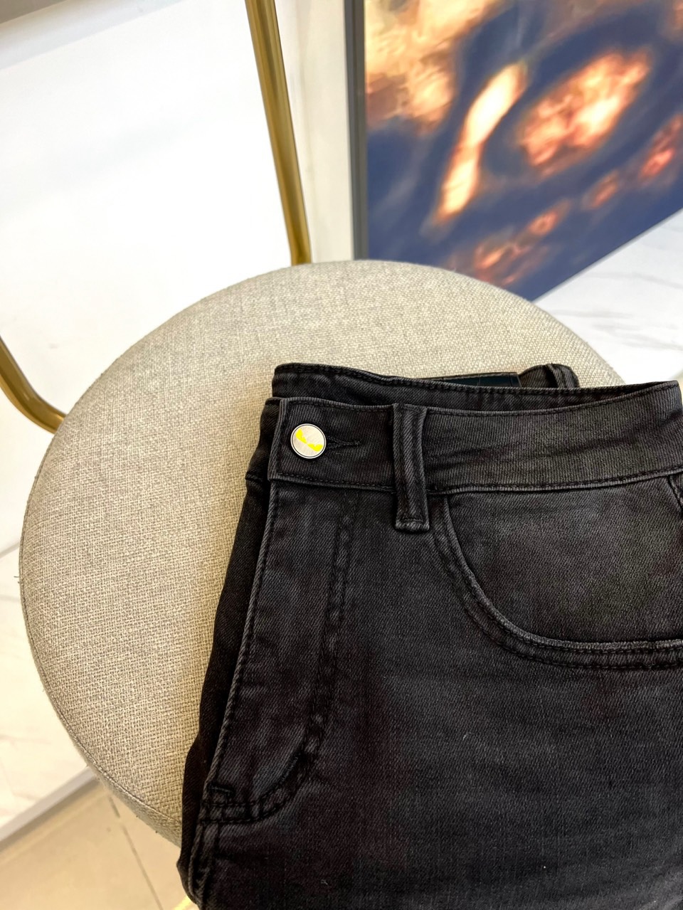 
芬迪、2025秋冬新款男士五口袋牛仔裤，（抢先发售）面料含有莱卡莱卡纤维，随身而动，忠于原有衣形，融入