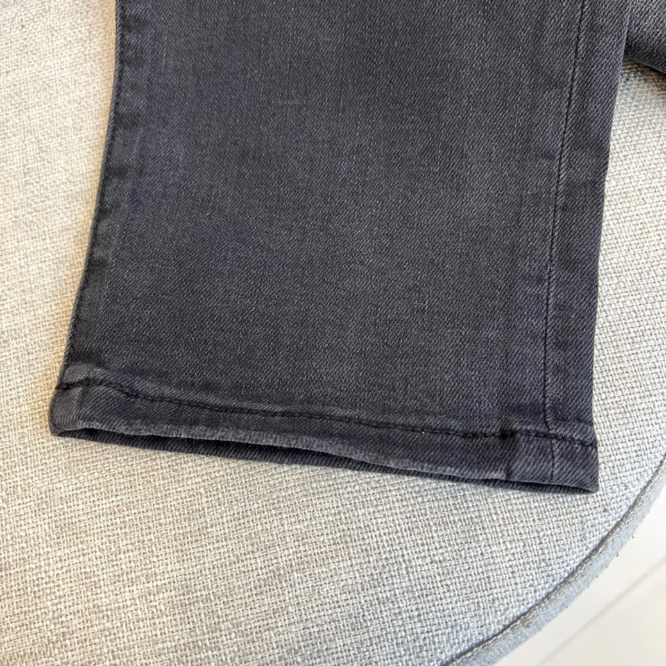 
芬迪、2025秋冬新款男士五口袋牛仔裤，（抢先发售）面料含有莱卡莱卡纤维，随身而动，忠于原有衣形，融入