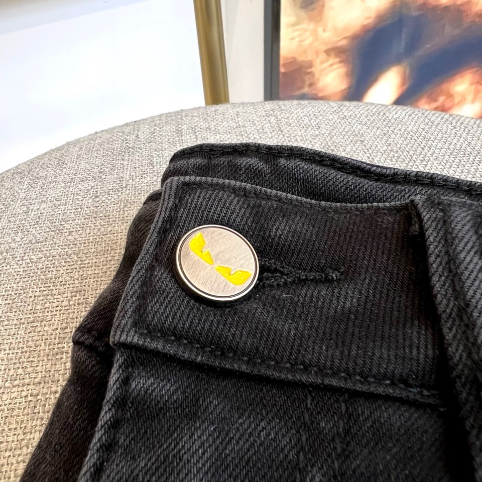 
芬迪、2025秋冬新款男士五口袋牛仔裤，（抢先发售）面料含有莱卡莱卡纤维，随身而动，忠于原有衣形，融入