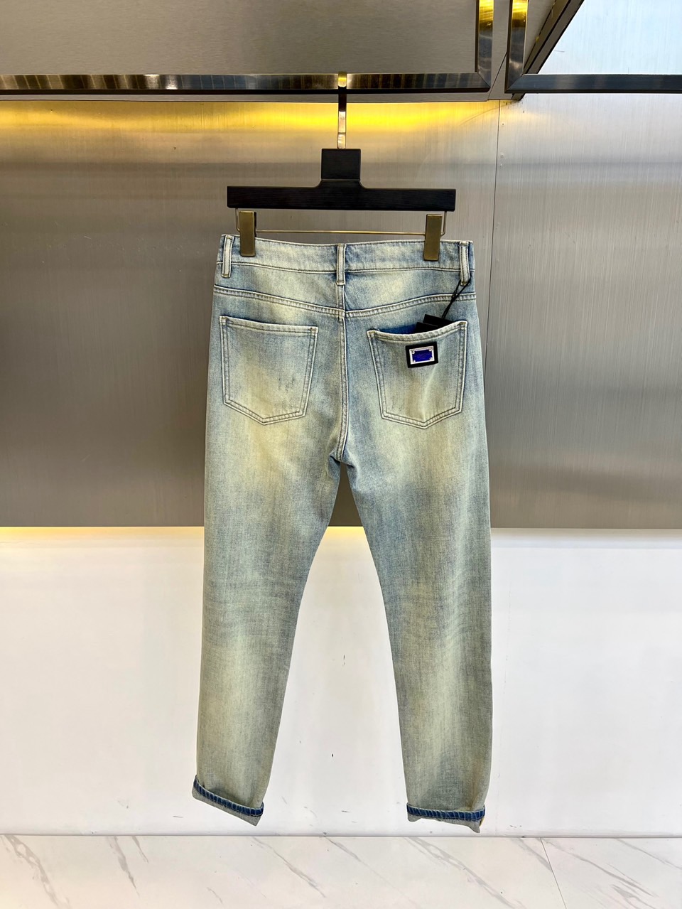 
DG、2025s春夏新品水洗铁牌logo牛仔裤，男士后口袋品牌字母刺绣徽标修身直筒牛仔长裤。此款裤装精