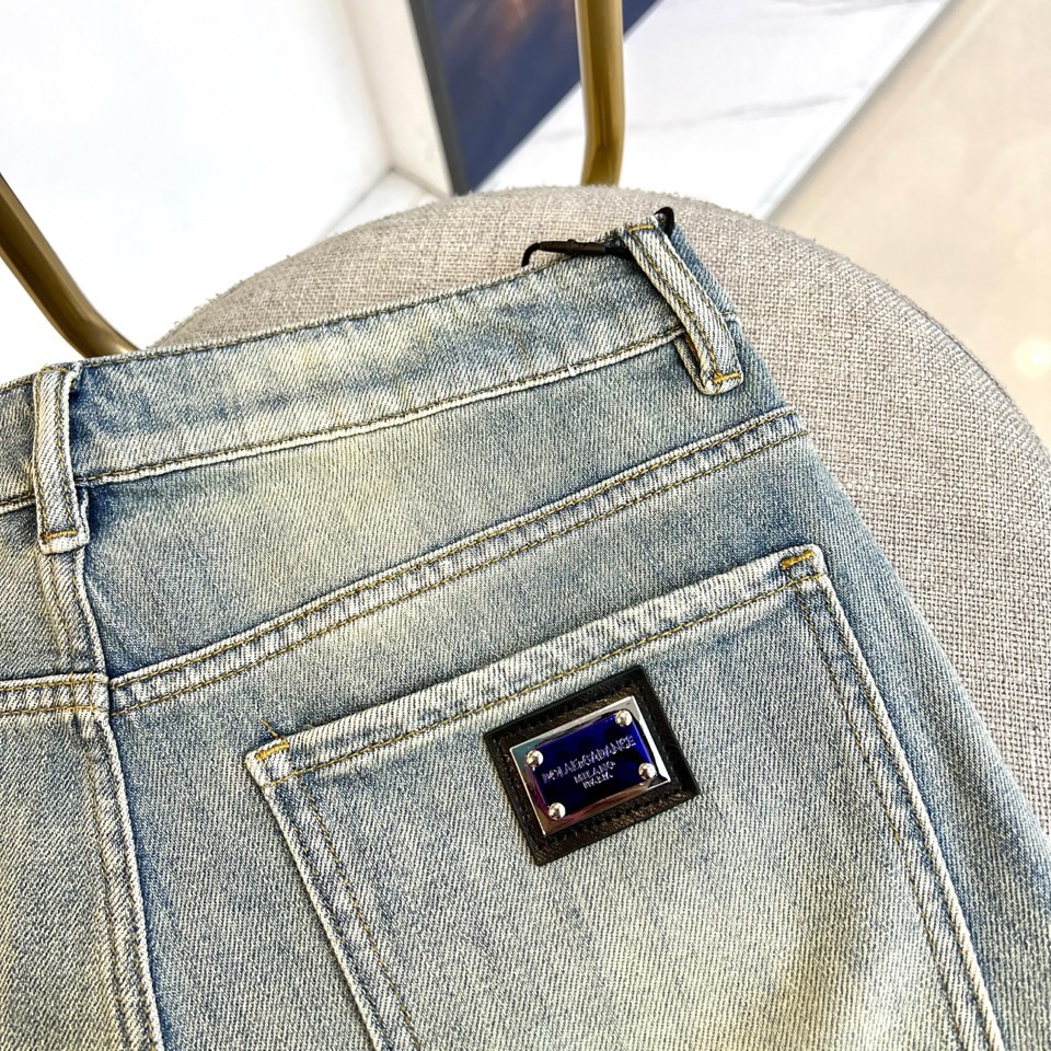 
DG、2025s春夏新品水洗铁牌logo牛仔裤，男士后口袋品牌字母刺绣徽标修身直筒牛仔长裤。此款裤装精