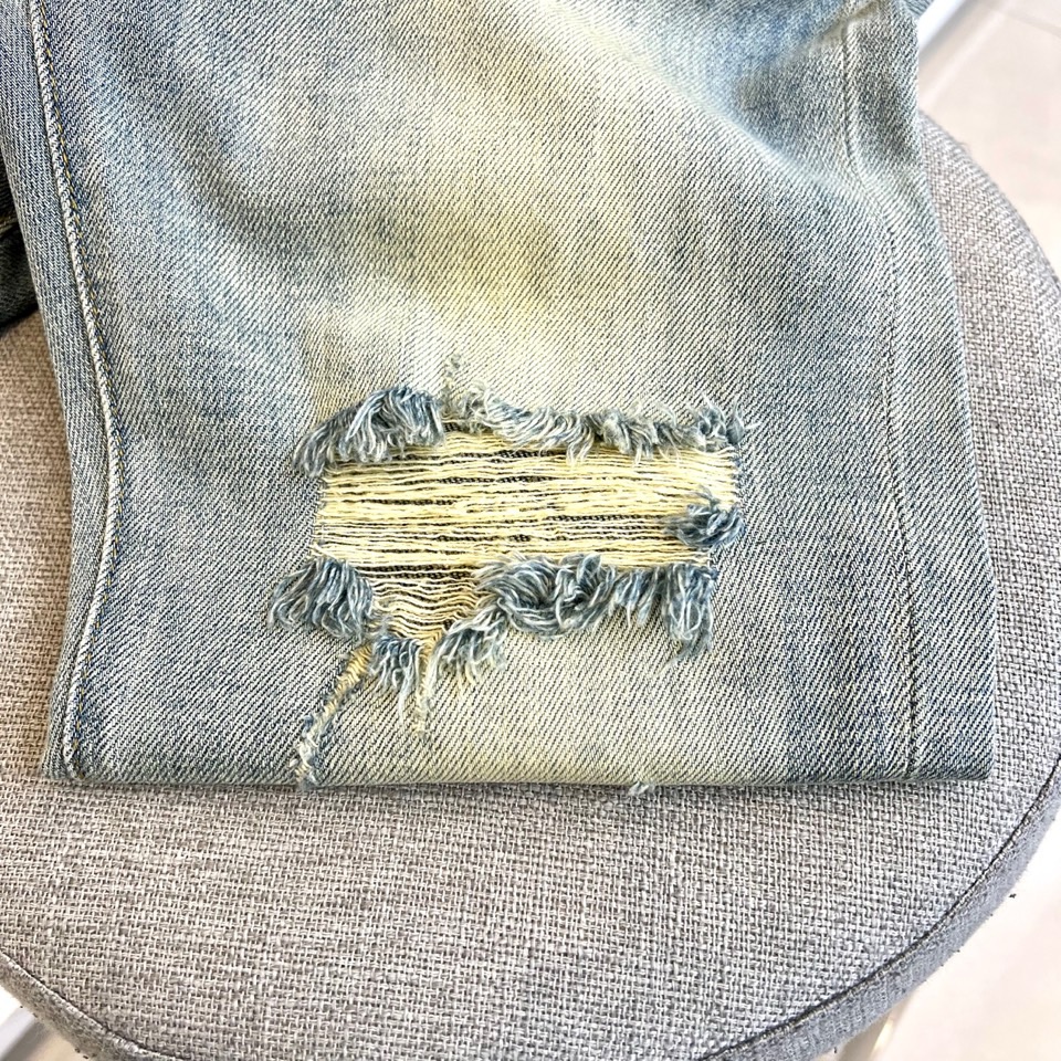 
DG、2025s春夏新品水洗铁牌logo牛仔裤，男士后口袋品牌字母刺绣徽标修身直筒牛仔长裤。此款裤装精