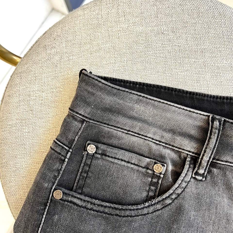 
1v、2025春夏新款男士五口袋牛仔裤，面料含有莱卡莱卡纤维，随身而动，忠于原有衣形，融入弹力纤维，纯