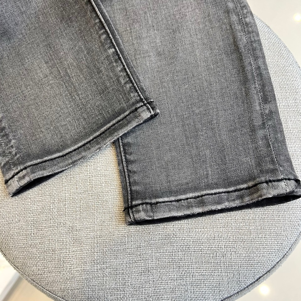 
1v、2025春夏新款男士五口袋牛仔裤，面料含有莱卡莱卡纤维，随身而动，忠于原有衣形，融入弹力纤维，纯
