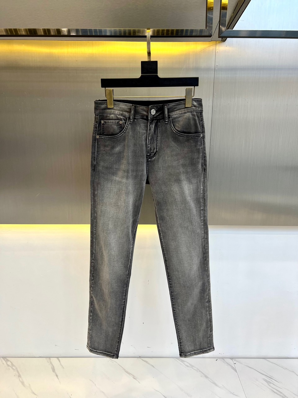 
1v、2025春夏新款男士五口袋牛仔裤，面料含有莱卡莱卡纤维，随身而动，忠于原有衣形，融入弹力纤维，纯