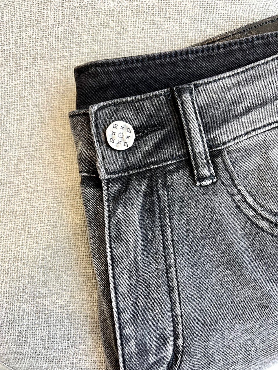 
1v、2025春夏新款男士五口袋牛仔裤，面料含有莱卡莱卡纤维，随身而动，忠于原有衣形，融入弹力纤维，纯