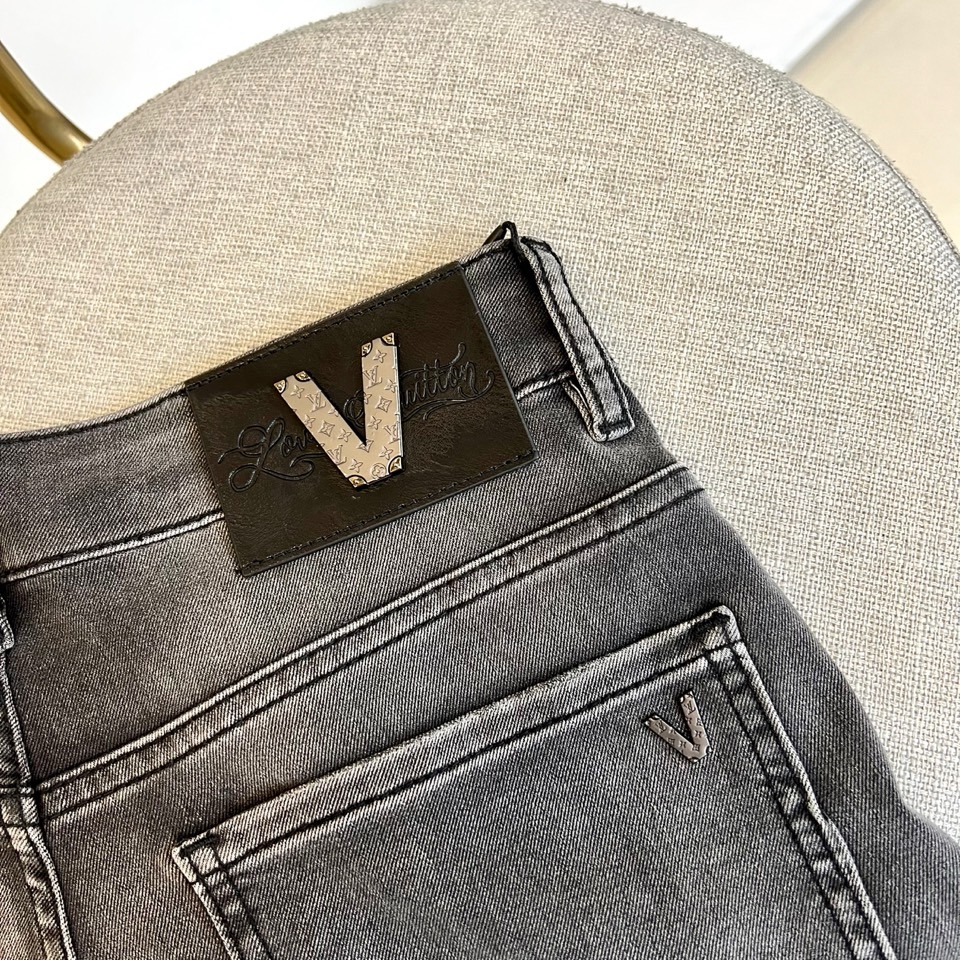 
1v、2025春夏新款男士五口袋牛仔裤，面料含有莱卡莱卡纤维，随身而动，忠于原有衣形，融入弹力纤维，纯