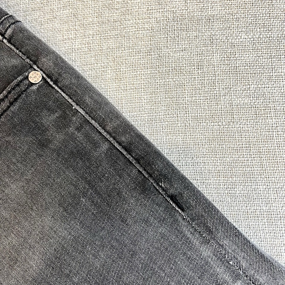 
1v、2025春夏新款男士五口袋牛仔裤，面料含有莱卡莱卡纤维，随身而动，忠于原有衣形，融入弹力纤维，纯