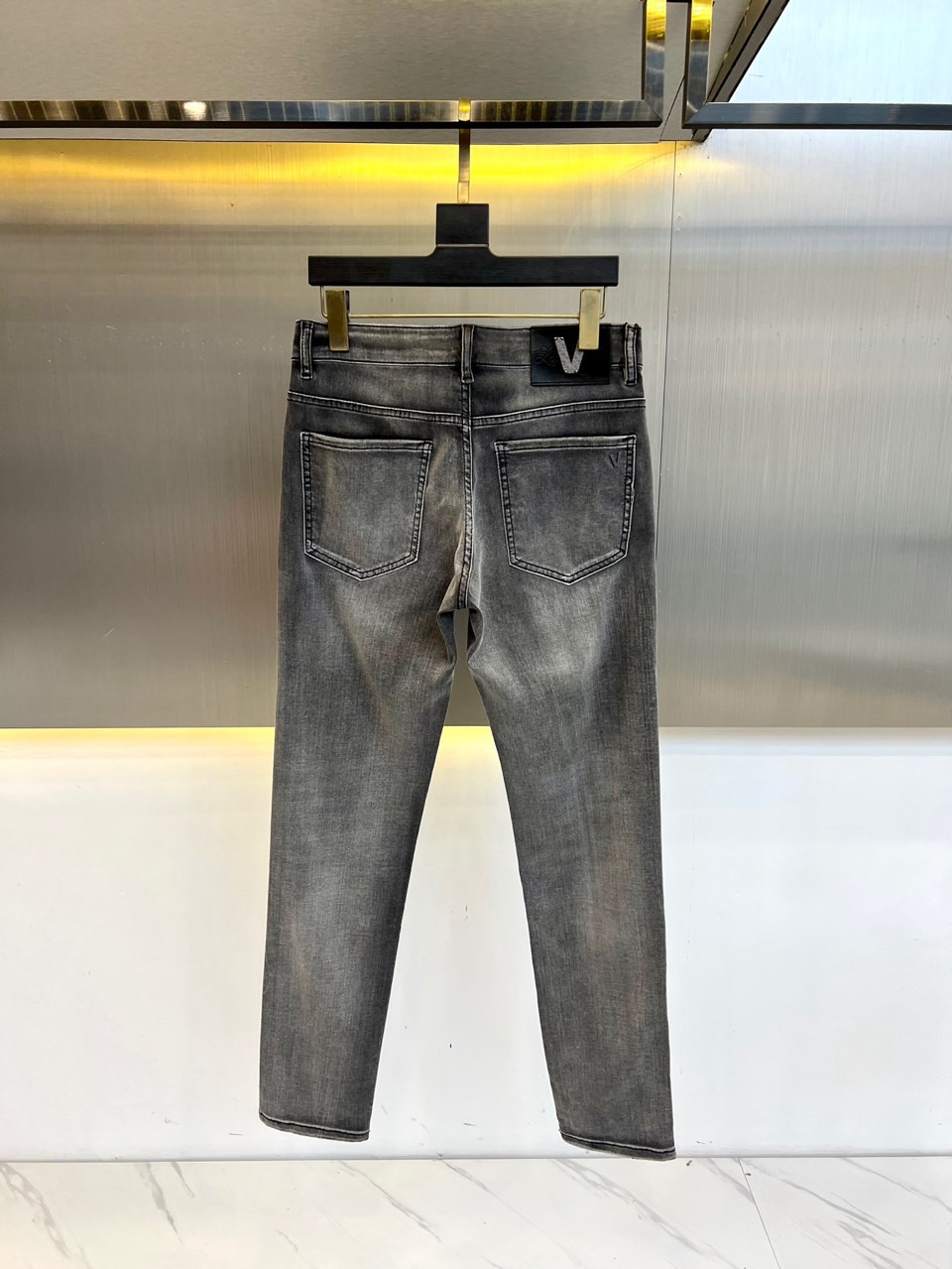 
1v、2025春夏新款男士五口袋牛仔裤，面料含有莱卡莱卡纤维，随身而动，忠于原有衣形，融入弹力纤维，纯