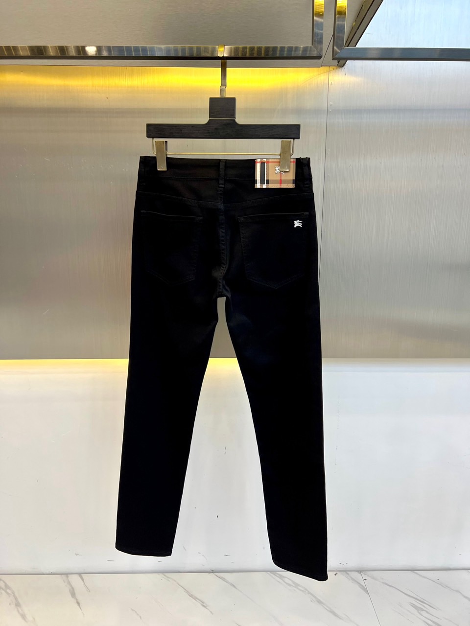 
Bur巴宝莉、2025早春黑牛休闲牛仔裤！这款牛仔裤采用成衣染色的弹力棉质华达呢制成，透芯黑空瓤丝面料