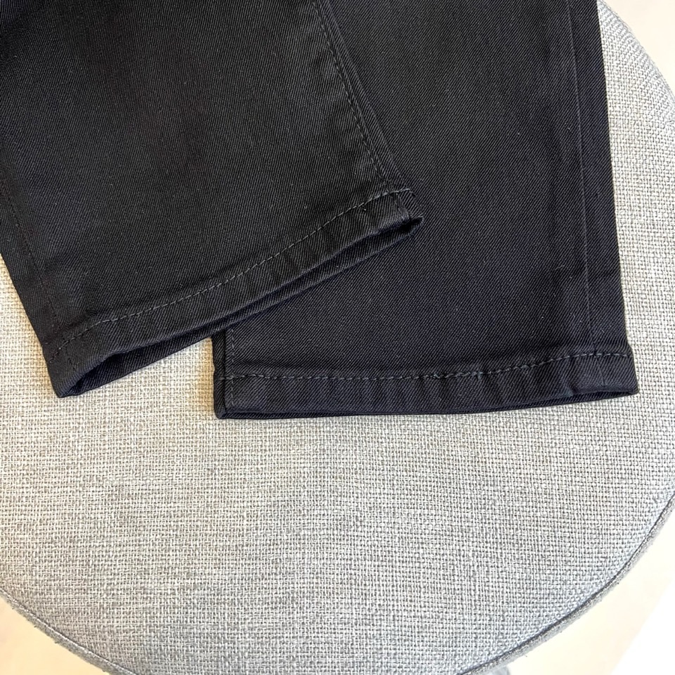 
Bur巴宝莉、2025早春黑牛休闲牛仔裤！这款牛仔裤采用成衣染色的弹力棉质华达呢制成，透芯黑空瓤丝面料