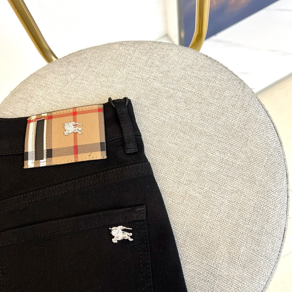 
Bur巴宝莉、2025早春黑牛休闲牛仔裤！这款牛仔裤采用成衣染色的弹力棉质华达呢制成，透芯黑空瓤丝面料