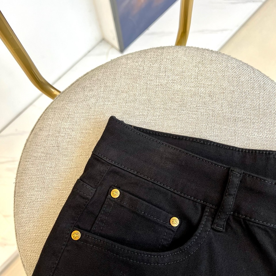 
Bur巴宝莉、2025早春黑牛休闲牛仔裤！这款牛仔裤采用成衣染色的弹力棉质华达呢制成，透芯黑空瓤丝面料