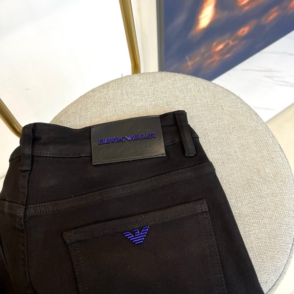 
阿玛尼、2025秋冬新款男士五口袋牛仔裤，（抢先发售）面料含有莱卡莱卡纤维，随身而动，忠于原有衣形，融