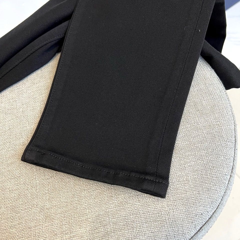 
阿玛尼、2025秋冬新款男士五口袋牛仔裤，（抢先发售）面料含有莱卡莱卡纤维，随身而动，忠于原有衣形，融