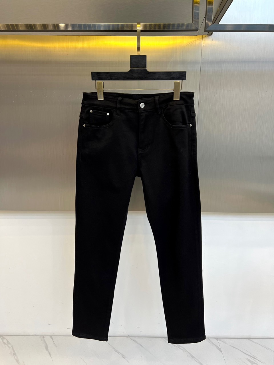 
阿玛尼、2025秋冬新款男士五口袋牛仔裤，（抢先发售）面料含有莱卡莱卡纤维，随身而动，忠于原有衣形，融