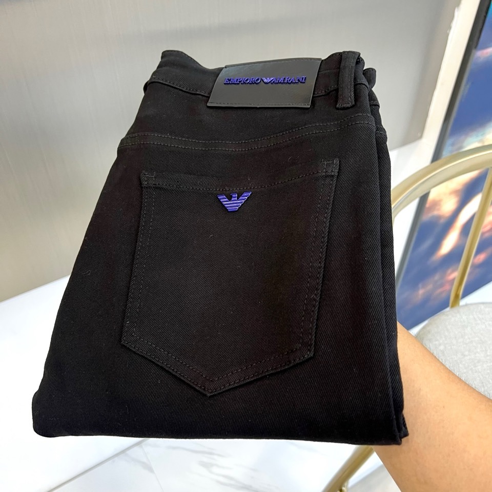 
阿玛尼、2025秋冬新款男士五口袋牛仔裤，（抢先发售）面料含有莱卡莱卡纤维，随身而动，忠于原有衣形，融