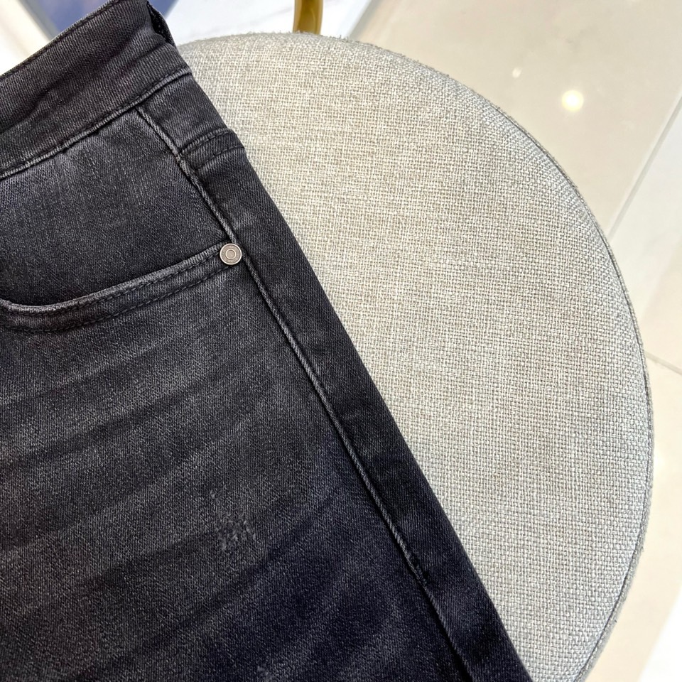 
Dio迪奥、25FW早秋秋冬新品发售男士牛仔裤，以工艺和面料为主导的一款休闲裤，通体的辅料和面料皆为意