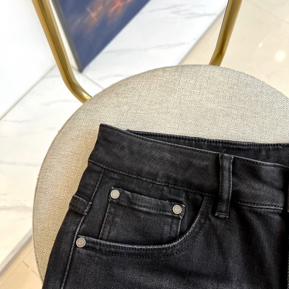 
Dio迪奥、25FW早秋秋冬新品发售男士牛仔裤，以工艺和面料为主导的一款休闲裤，通体的辅料和面料皆为意