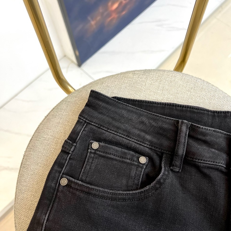 
Dio迪奥、25FW早秋秋冬新品发售男士牛仔裤，以工艺和面料为主导的一款休闲裤，通体的辅料和面料皆为意