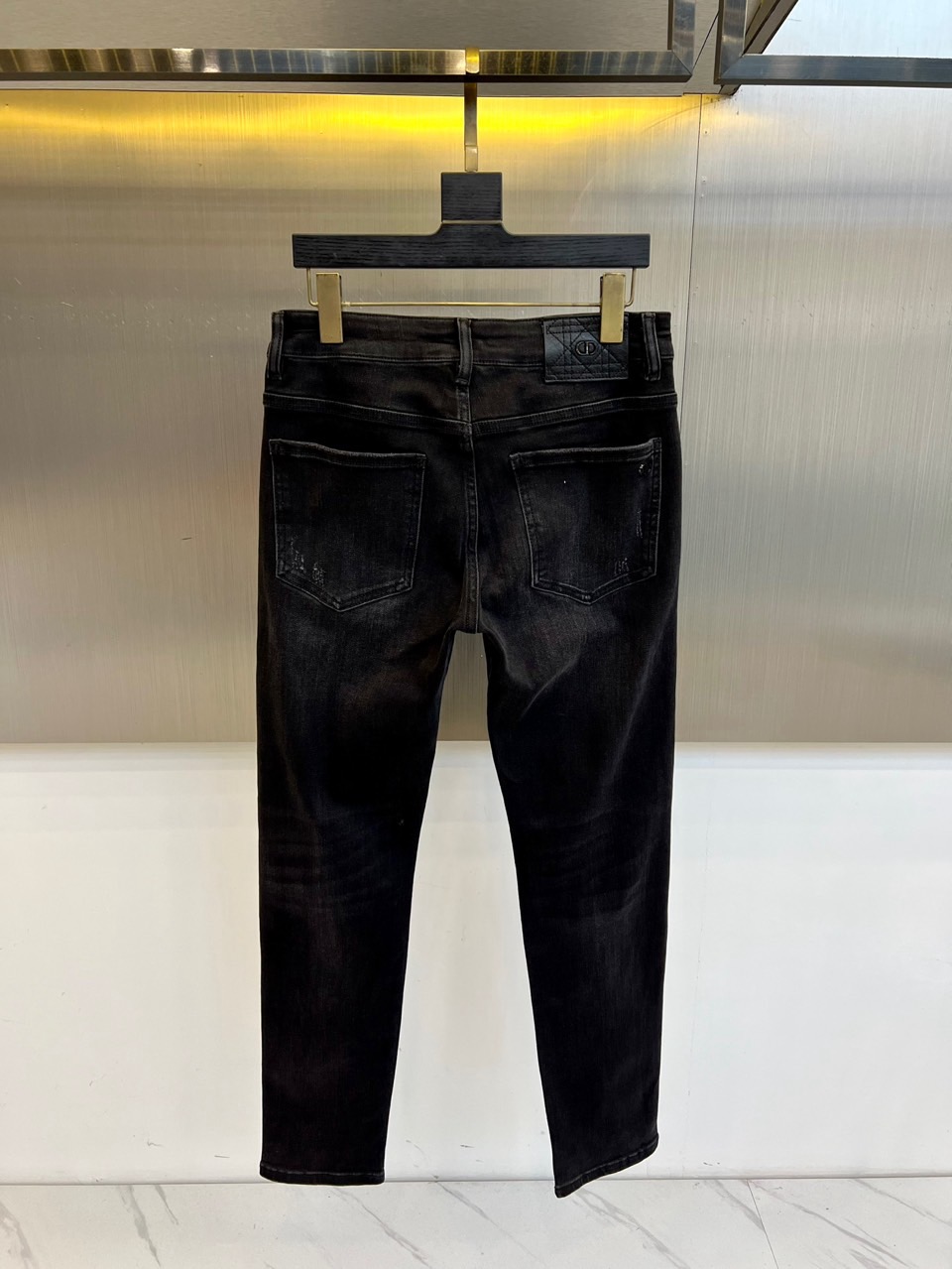 
Dio迪奥、25FW早秋秋冬新品发售男士牛仔裤，以工艺和面料为主导的一款休闲裤，通体的辅料和面料皆为意