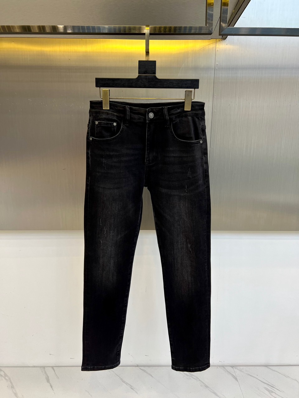 
Dio迪奥、25FW早秋秋冬新品发售男士牛仔裤，以工艺和面料为主导的一款休闲裤，通体的辅料和面料皆为意