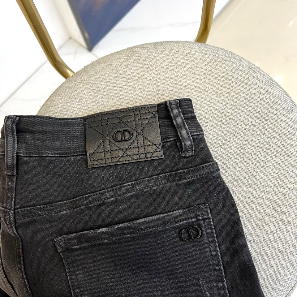 
Dio迪奥、25FW早秋秋冬新品发售男士牛仔裤，以工艺和面料为主导的一款休闲裤，通体的辅料和面料皆为意