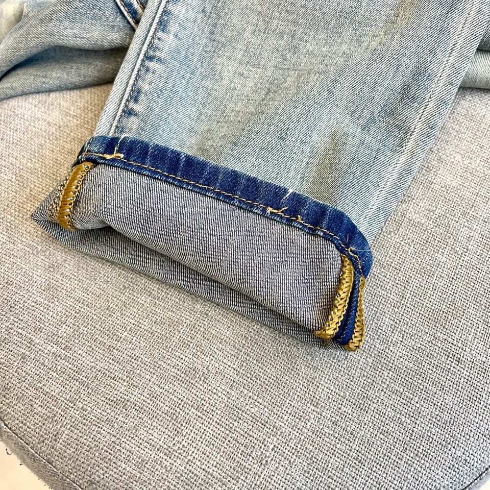 
Fendi芬迪、2025春夏新品 。男士原单重磅限量丹宁软布牛仔裤，比较百搭的一款丹宁牛仔色，最纯粹的