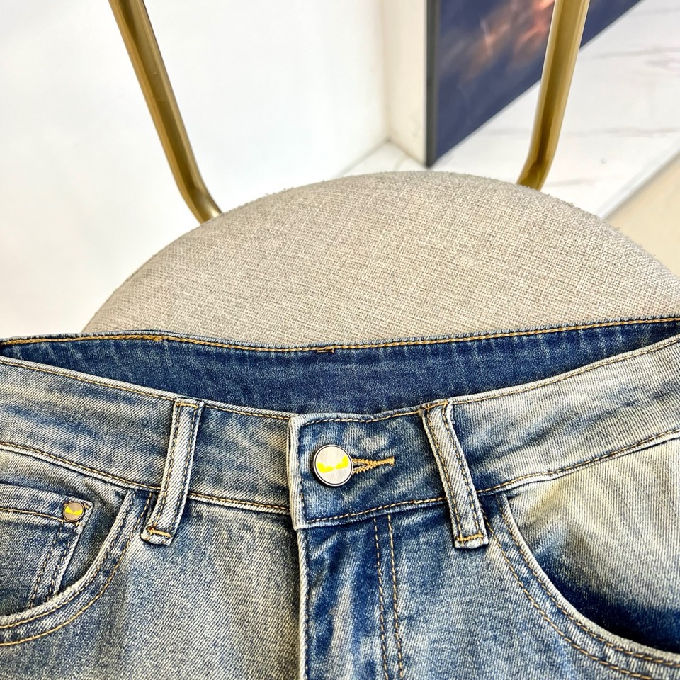 
Fendi芬迪、2025春夏新品 。男士原单重磅限量丹宁软布牛仔裤，比较百搭的一款丹宁牛仔色，最纯粹的