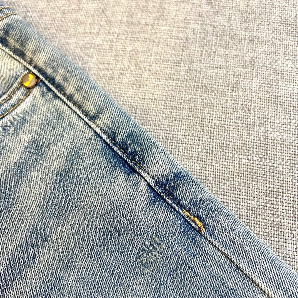 
Fendi芬迪、2025春夏新品 。男士原单重磅限量丹宁软布牛仔裤，比较百搭的一款丹宁牛仔色，最纯粹的