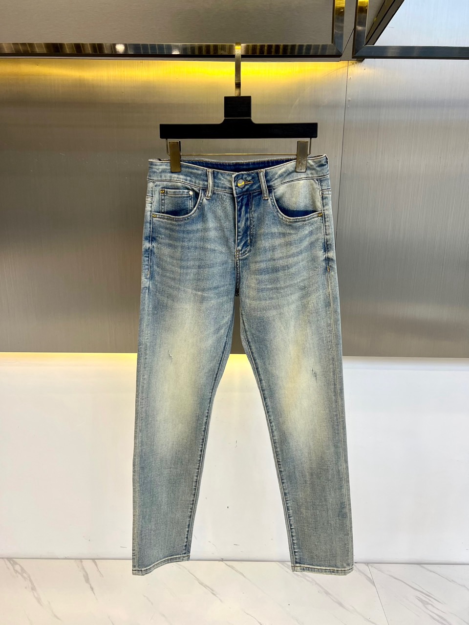 
Fendi芬迪、2025春夏新品 。男士原单重磅限量丹宁软布牛仔裤，比较百搭的一款丹宁牛仔色，最纯粹的