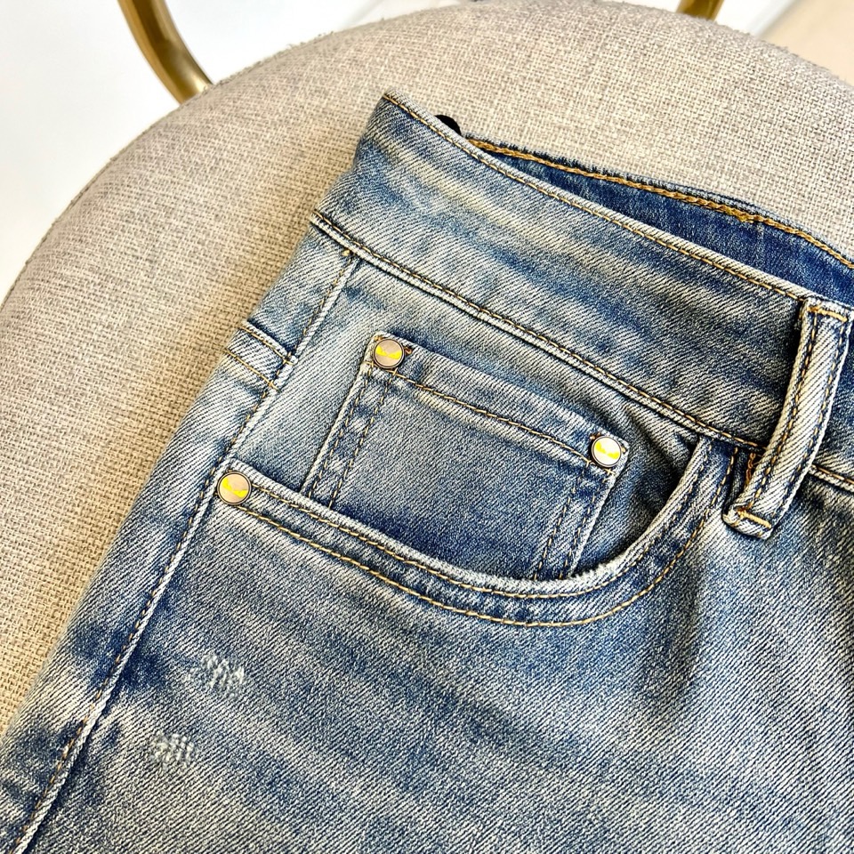 
Fendi芬迪、2025春夏新品 。男士原单重磅限量丹宁软布牛仔裤，比较百搭的一款丹宁牛仔色，最纯粹的