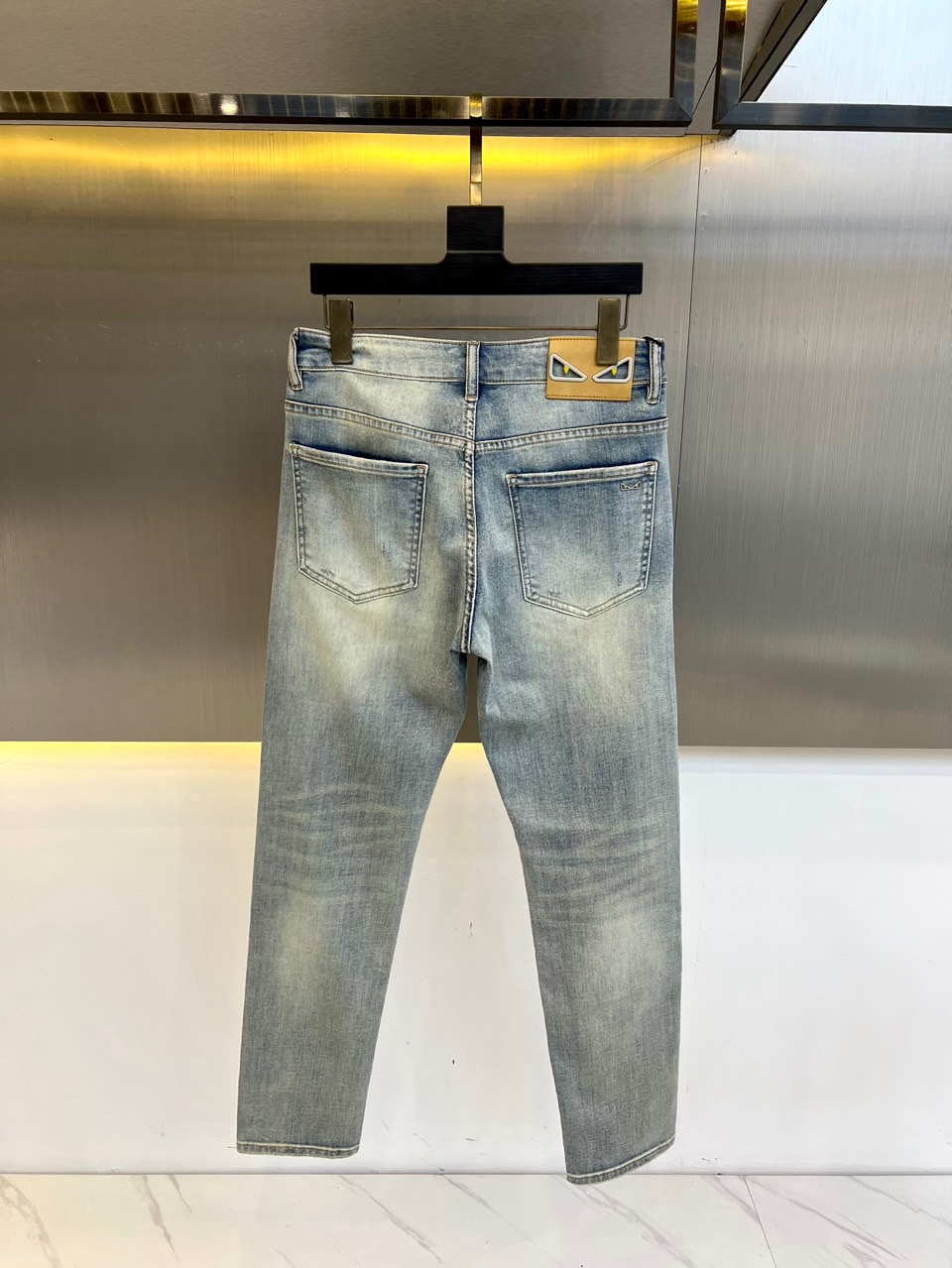 
Fendi芬迪、2025春夏新品 。男士原单重磅限量丹宁软布牛仔裤，比较百搭的一款丹宁牛仔色，最纯粹的