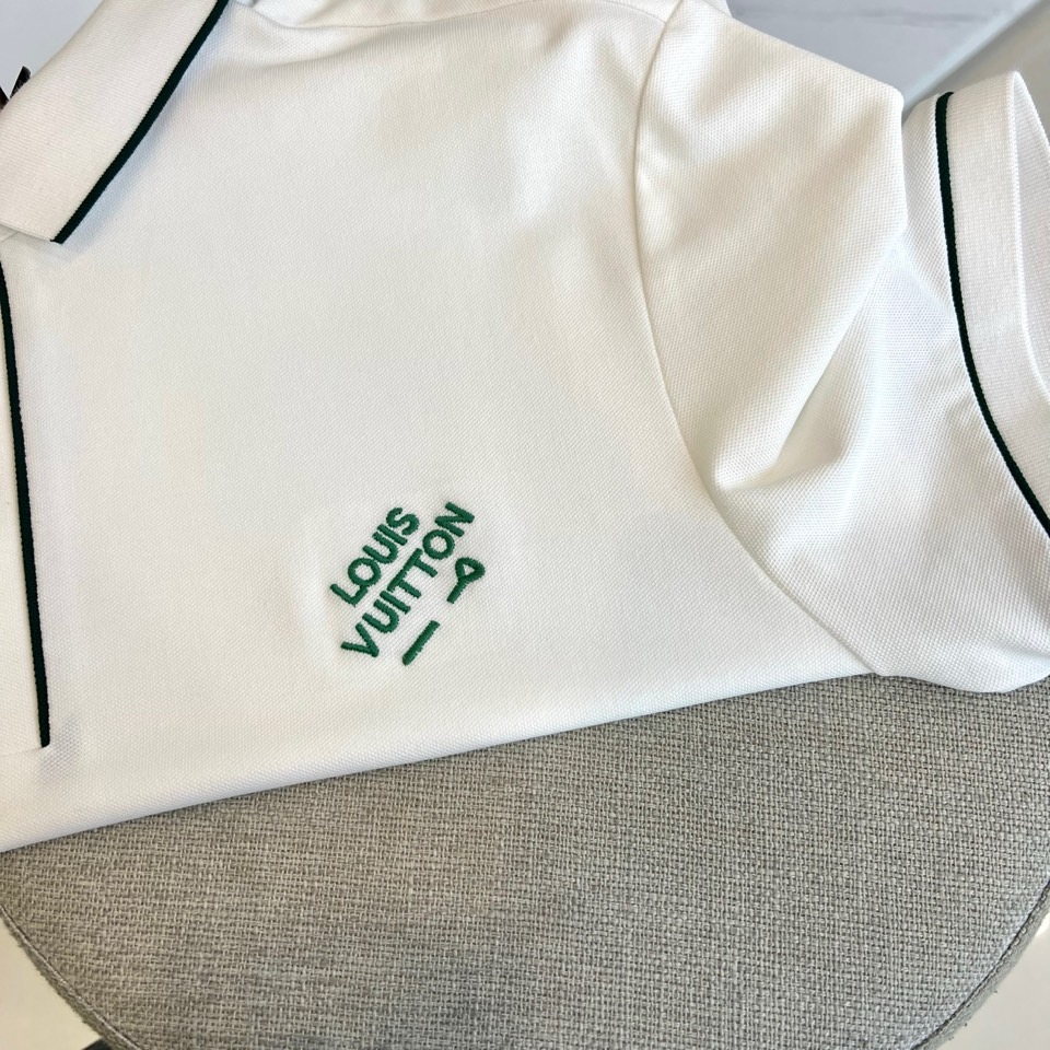 
1v、2025s经典标志性Logo点缀元素 经典时尚翻领 Polo衫短袖 ，贸易公司渠道订单，简约大气