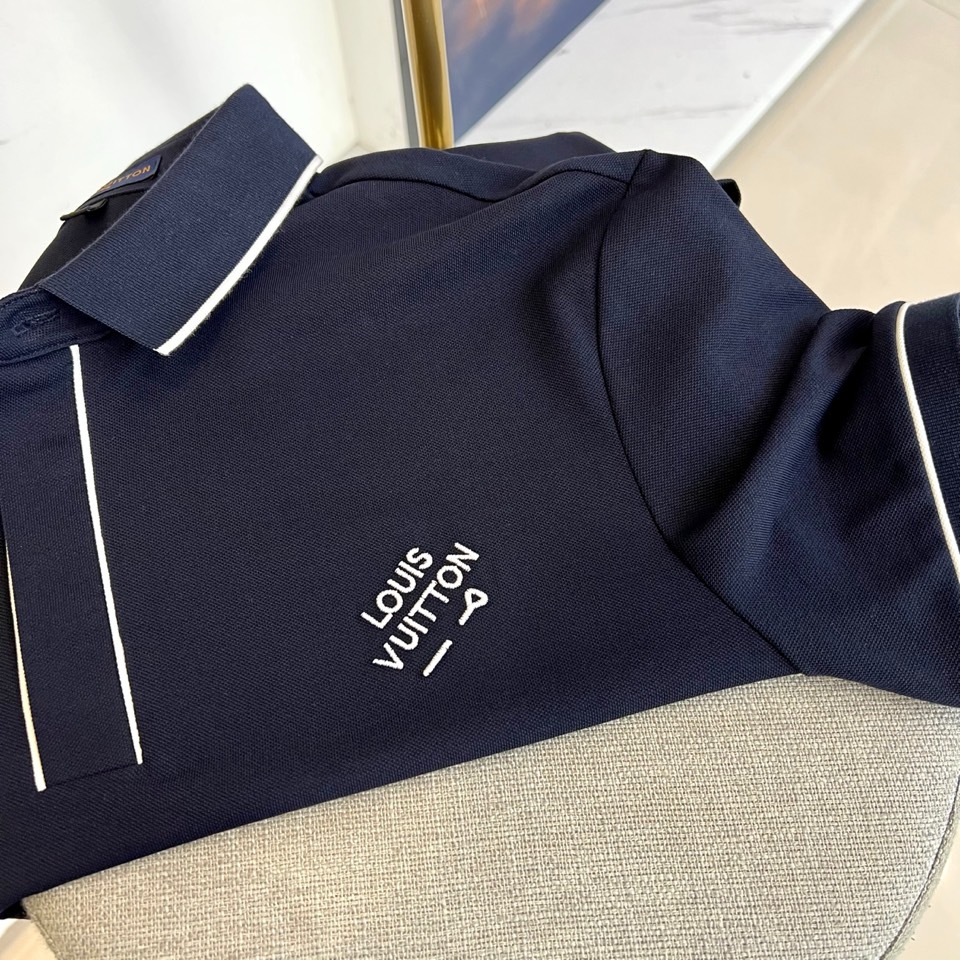 
1v、2025s经典标志性Logo点缀元素 经典时尚翻领 Polo衫短袖 ，贸易公司渠道订单，简约大气