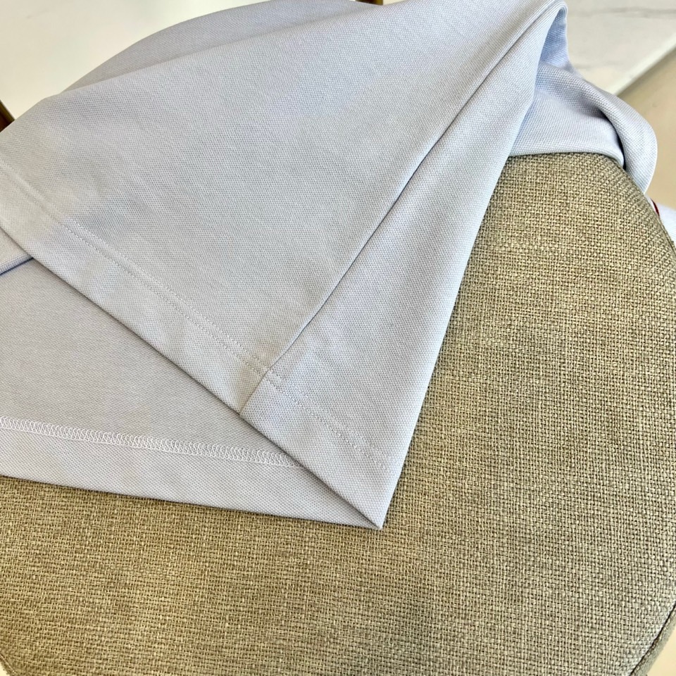 
1v、2025s经典标志性Logo点缀元素 经典时尚翻领 Polo衫短袖 ，贸易公司渠道订单，简约大气