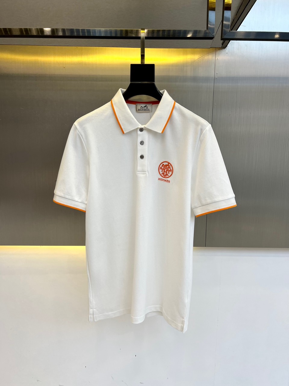 
爱马仕、2025s经典标志性Logo点缀元素 经典时尚翻领 Polo衫短袖 ，贸易公司渠道订单，简约大