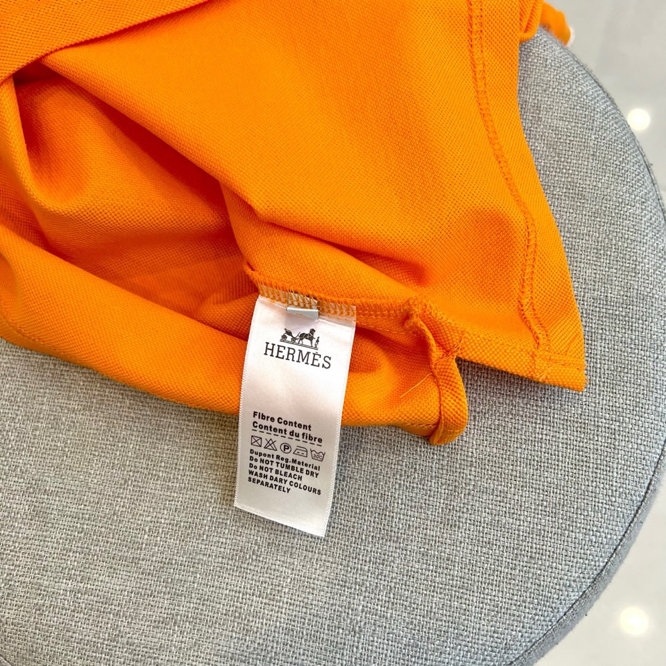 
爱马仕、2025s经典标志性Logo点缀元素 经典时尚翻领 Polo衫短袖 ，贸易公司渠道订单，简约大