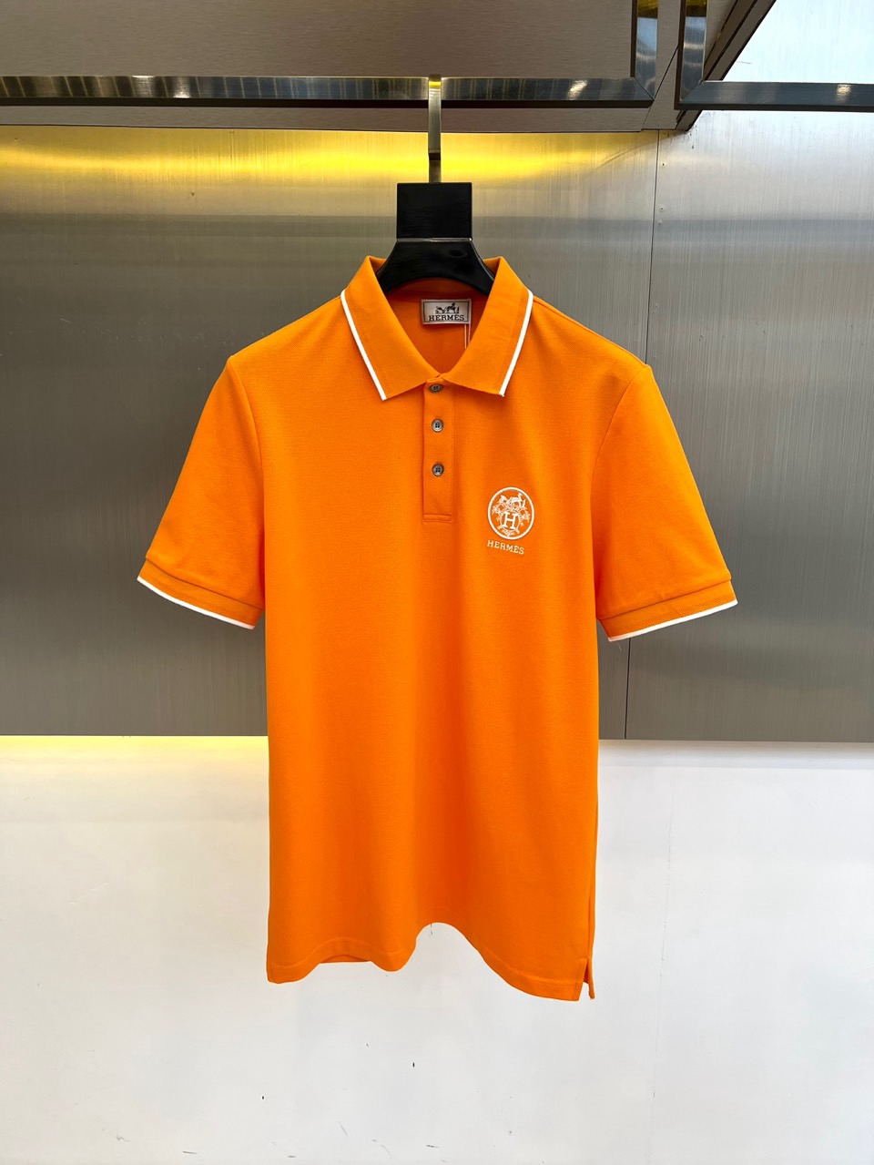 
爱马仕、2025s经典标志性Logo点缀元素 经典时尚翻领 Polo衫短袖 ，贸易公司渠道订单，简约大