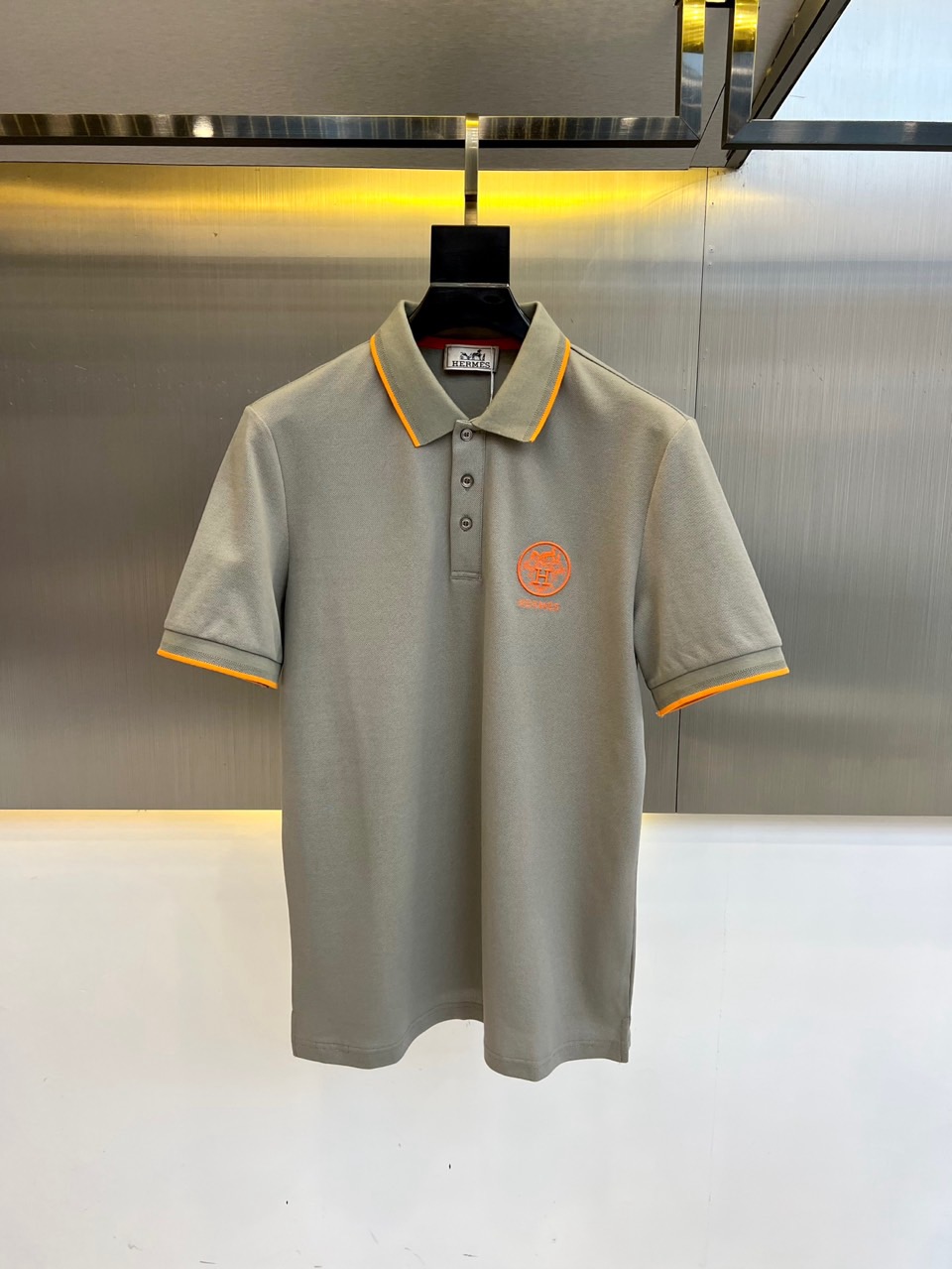 
爱马仕、2025s经典标志性Logo点缀元素 经典时尚翻领 Polo衫短袖 ，贸易公司渠道订单，简约大