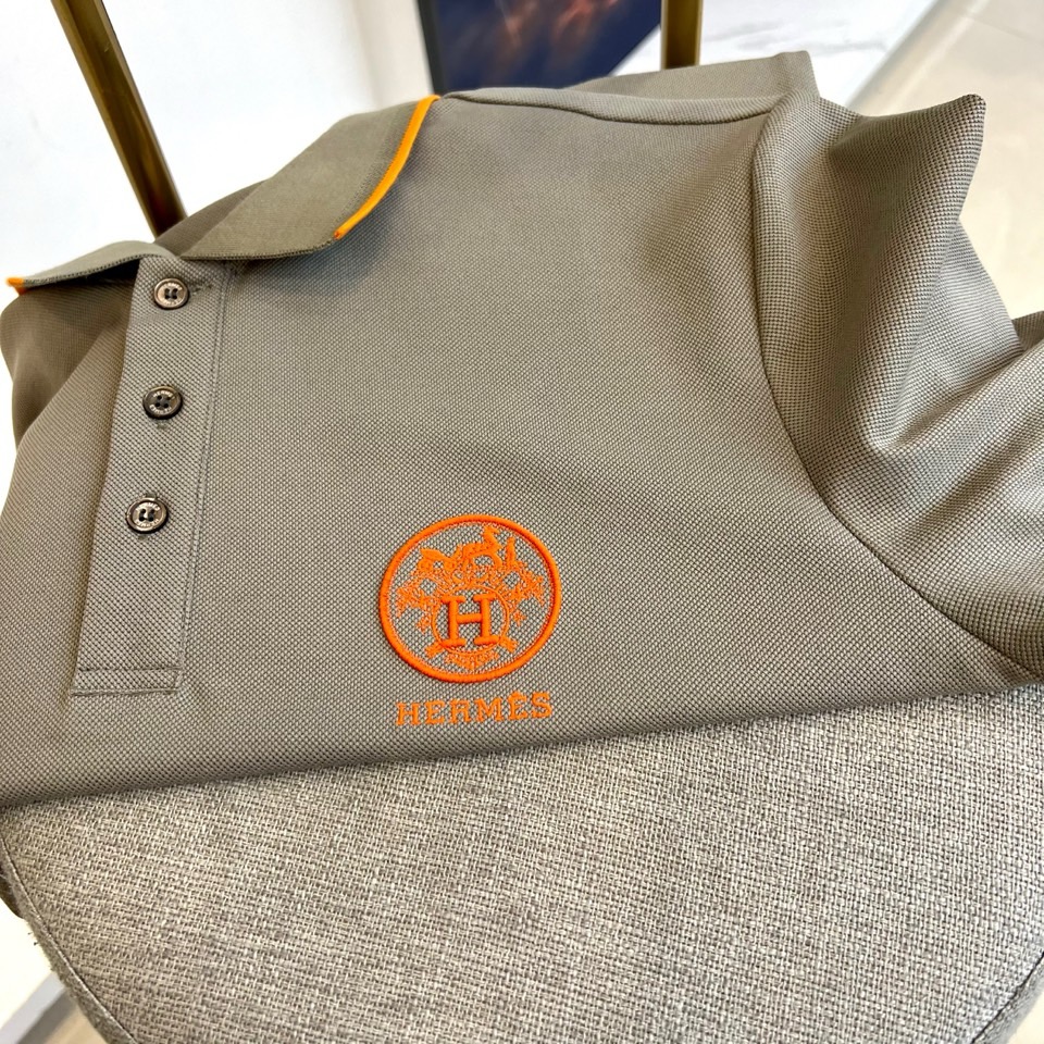 
爱马仕、2025s经典标志性Logo点缀元素 经典时尚翻领 Polo衫短袖 ，贸易公司渠道订单，简约大