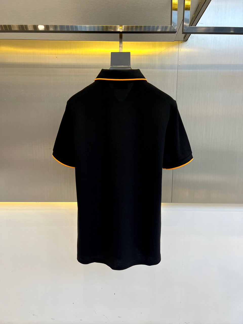 
爱马仕、2025s经典标志性Logo点缀元素 经典时尚翻领 Polo衫短袖 ，贸易公司渠道订单，简约大