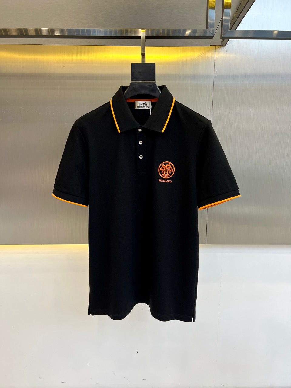 
爱马仕、2025s经典标志性Logo点缀元素 经典时尚翻领 Polo衫短袖 ，贸易公司渠道订单，简约大