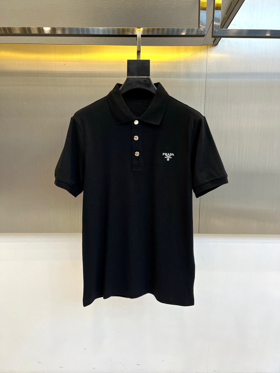 
普拉达、25s新品发售，男士翻领半拉链短袖T恤POLO衫，进口驻地丝光棉短袖T恤，温儒柔软 细腻柔软 
