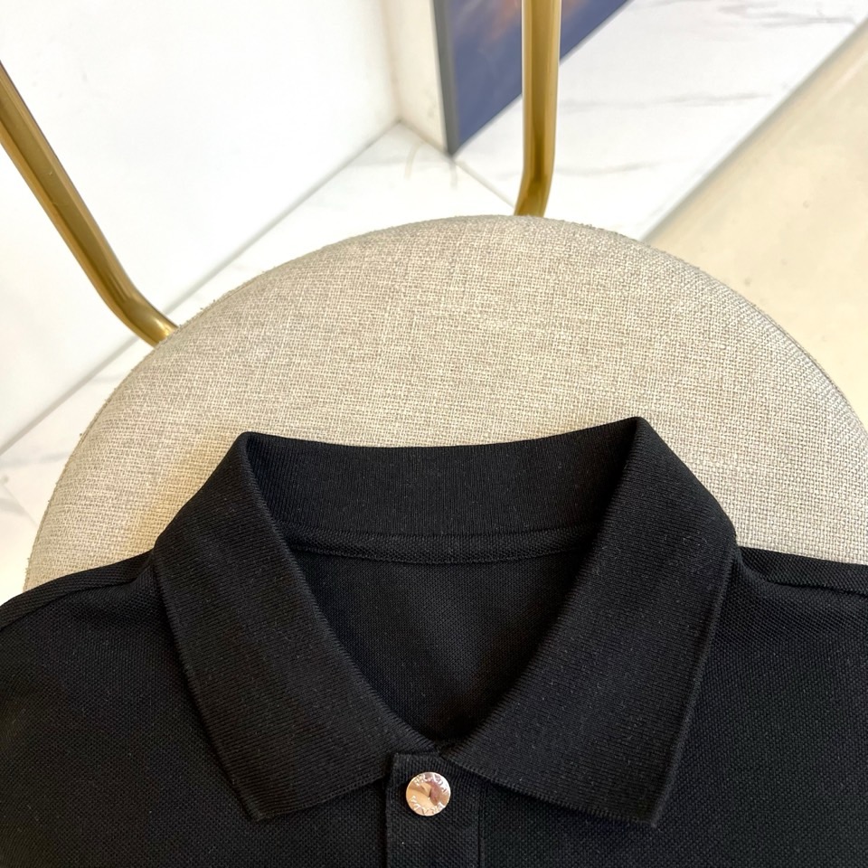 
普拉达、25s新品发售，男士翻领半拉链短袖T恤POLO衫，进口驻地丝光棉短袖T恤，温儒柔软 细腻柔软 