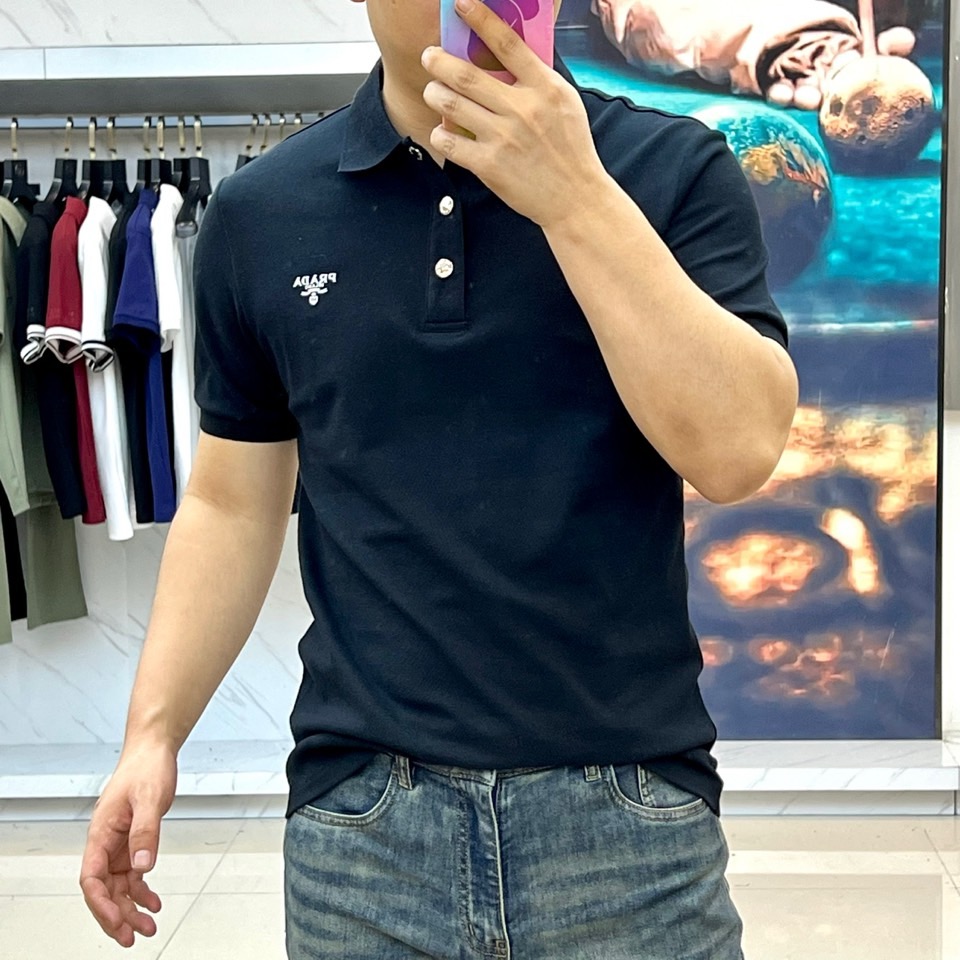 
普拉达、25s新品发售，男士翻领半拉链短袖T恤POLO衫，进口驻地丝光棉短袖T恤，温儒柔软 细腻柔软 