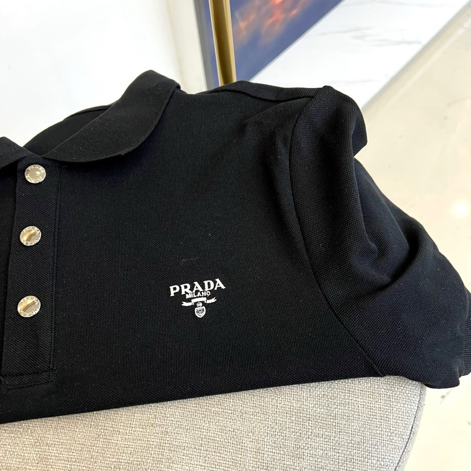 
普拉达、25s新品发售，男士翻领半拉链短袖T恤POLO衫，进口驻地丝光棉短袖T恤，温儒柔软 细腻柔软 