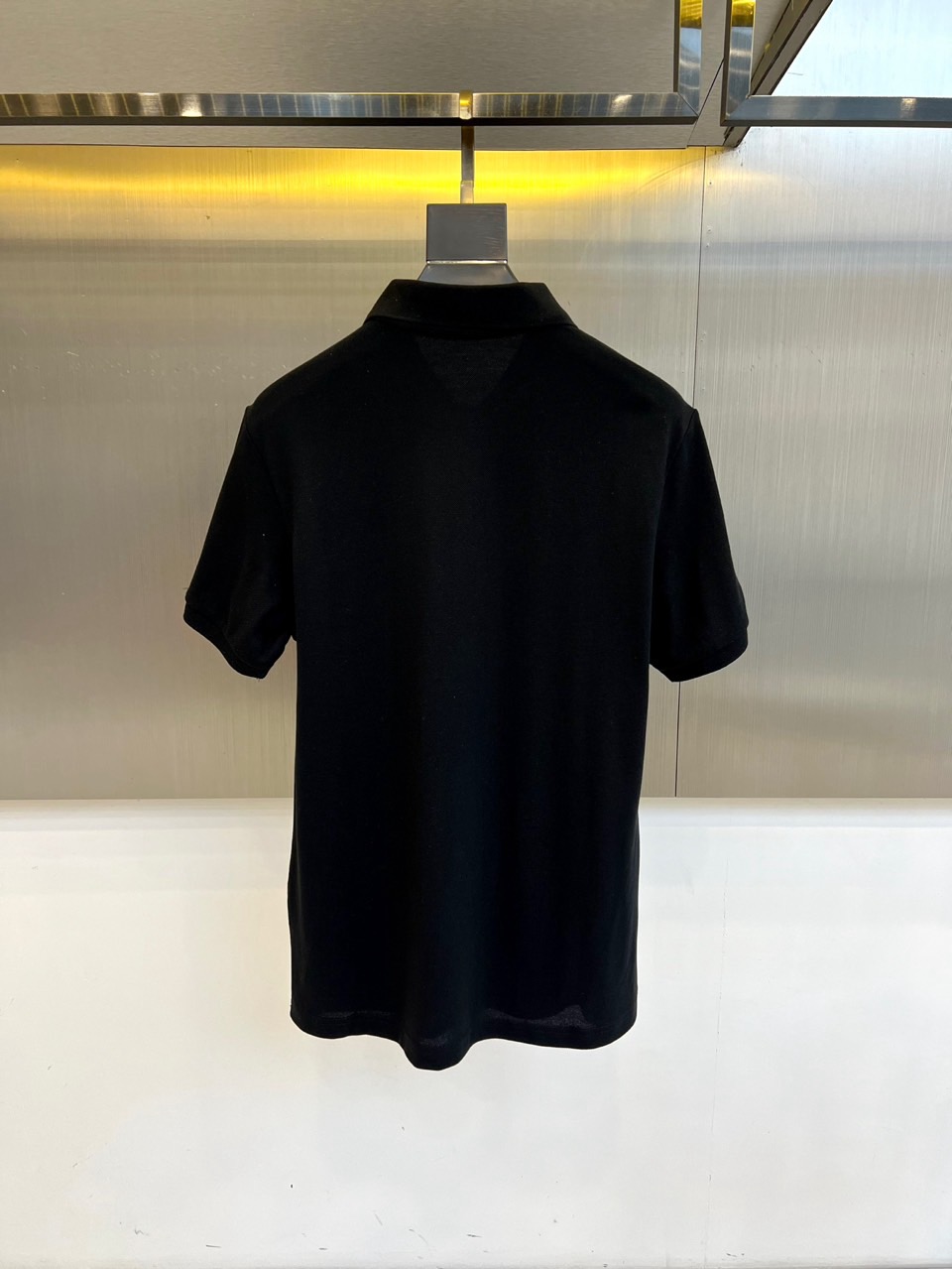 
普拉达、25s新品发售，男士翻领半拉链短袖T恤POLO衫，进口驻地丝光棉短袖T恤，温儒柔软 细腻柔软 