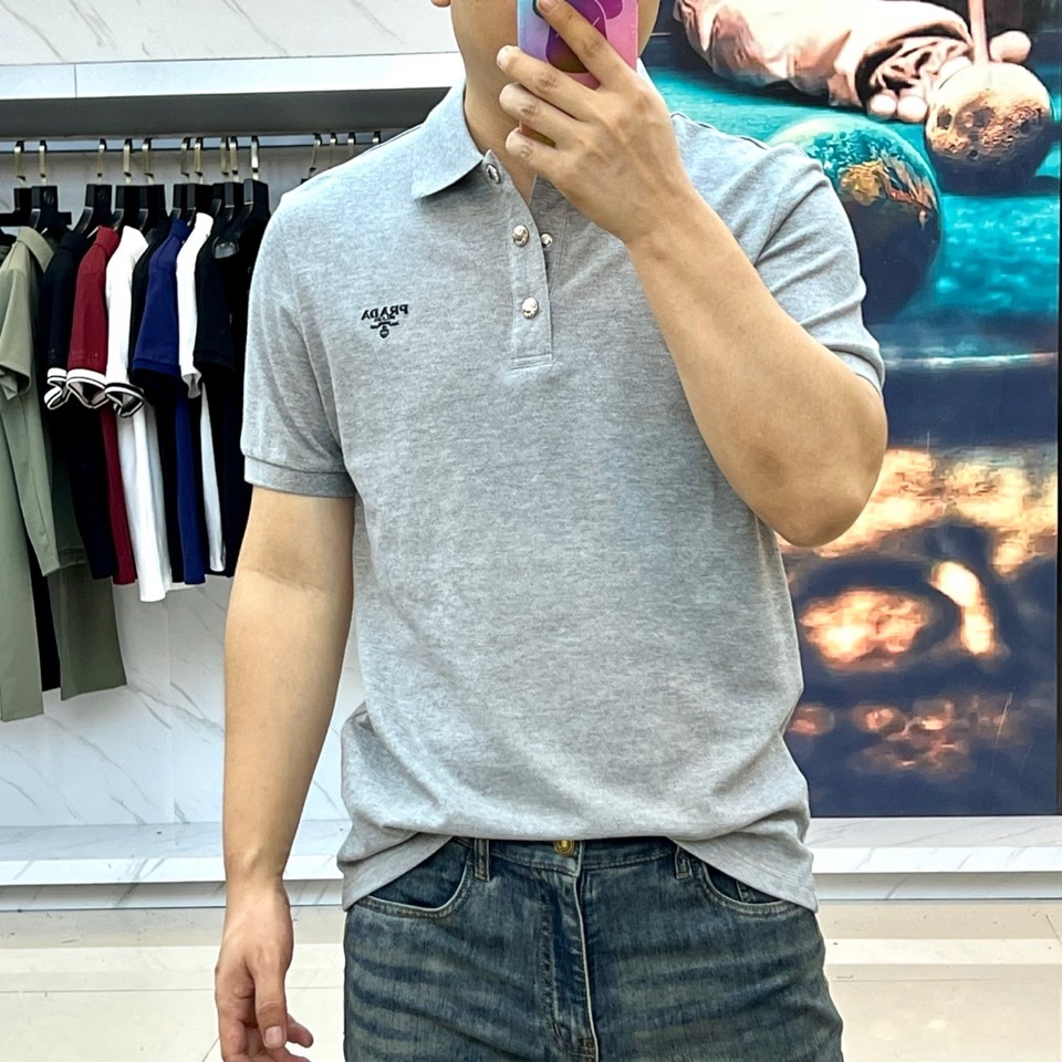 
普拉达、25s新品发售，男士翻领半拉链短袖T恤POLO衫，进口驻地丝光棉短袖T恤，温儒柔软 细腻柔软 